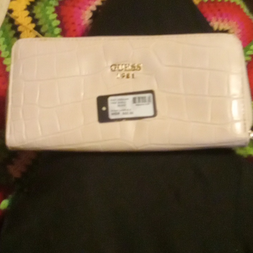 Guess wallet  bran new  off white